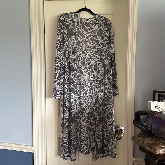 Like New LuLaroe Sarah Rose Black / Grey and White Cardigan. Lightweight size XL - Picture 4 of 4